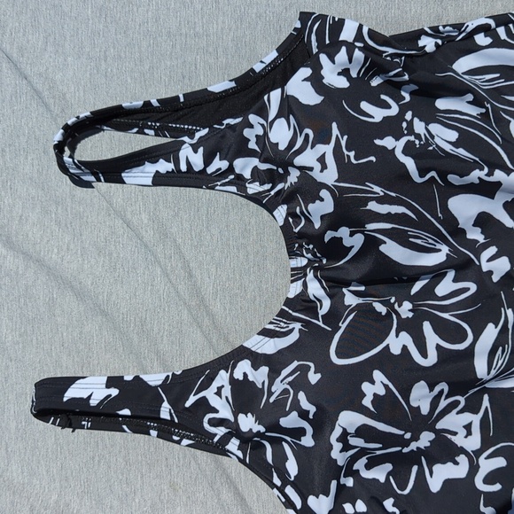 Hurley black and white one piece swimsuit size XXL - Picture 3 of 8